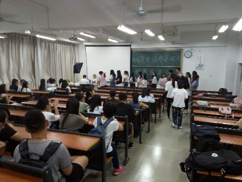 图四:普通话测试前现场拍照 图四:普通话测试前现场拍照