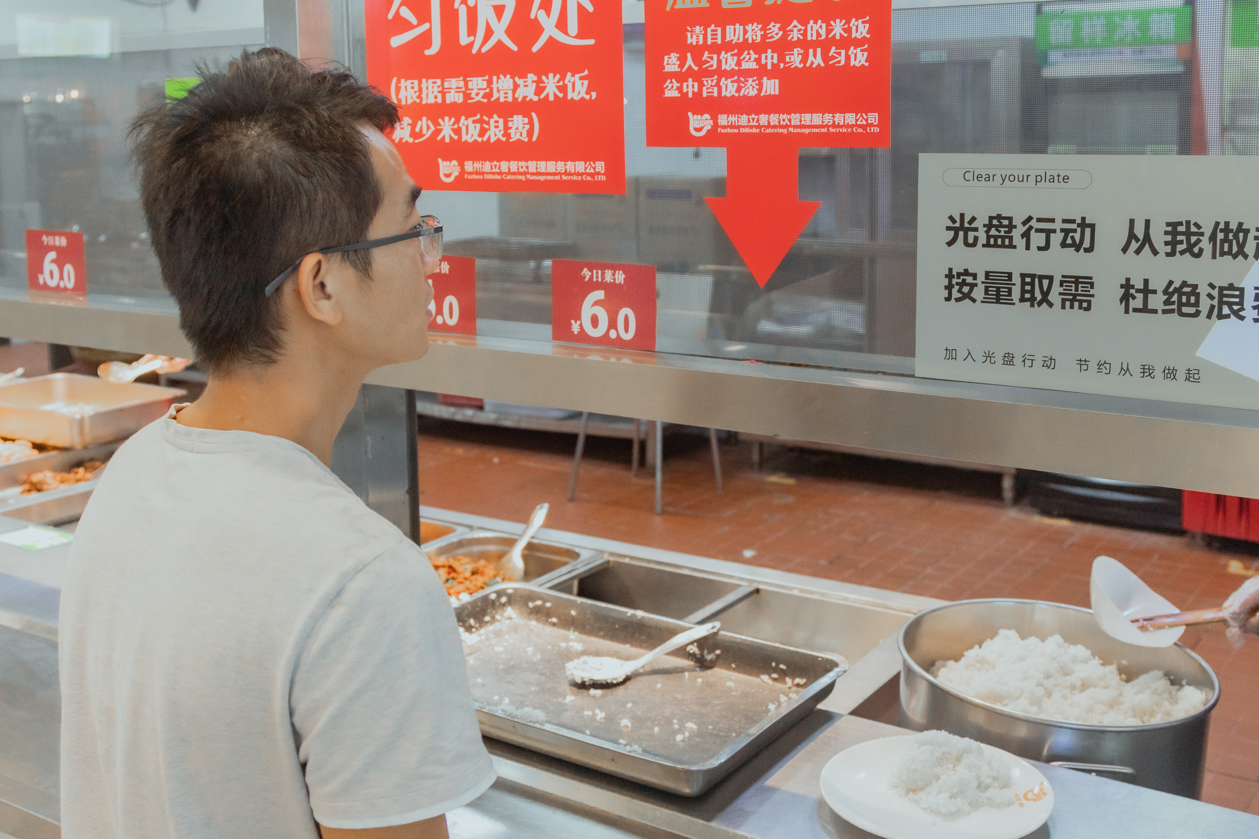 学生餐厅里,食堂门口,墙上,打饭窗口随处可见"厉行节约,反对浪费"等