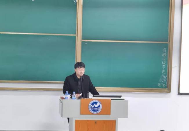 图片包含 男人, 前, 小, 年轻AI 生成的内容可能不正确。