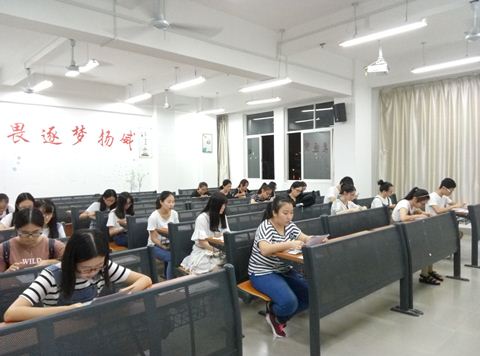图五:普通话测试前十分钟看考题并随机安排考场 图五:普通话测试前十分钟看考题并随机安排考场